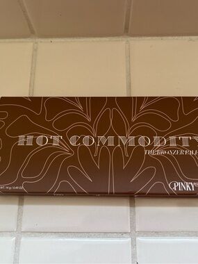 Pinky Hot Commodity Bronzer Palette - Brown with Cream Accents